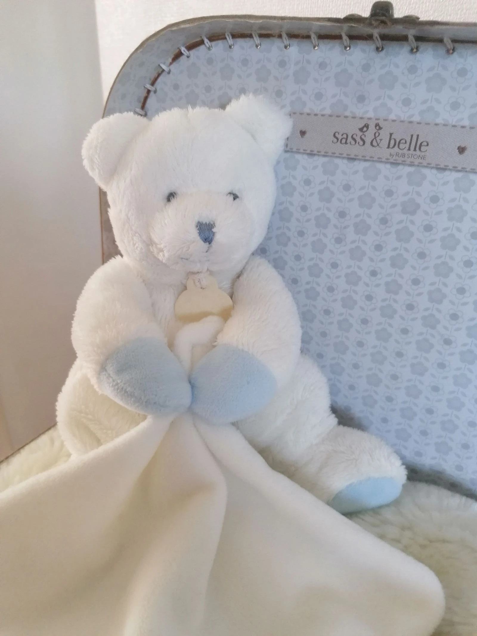 Urso de pelúcia segurando seu lenço branco e azul celeste, doudou et compagnie – photo 2